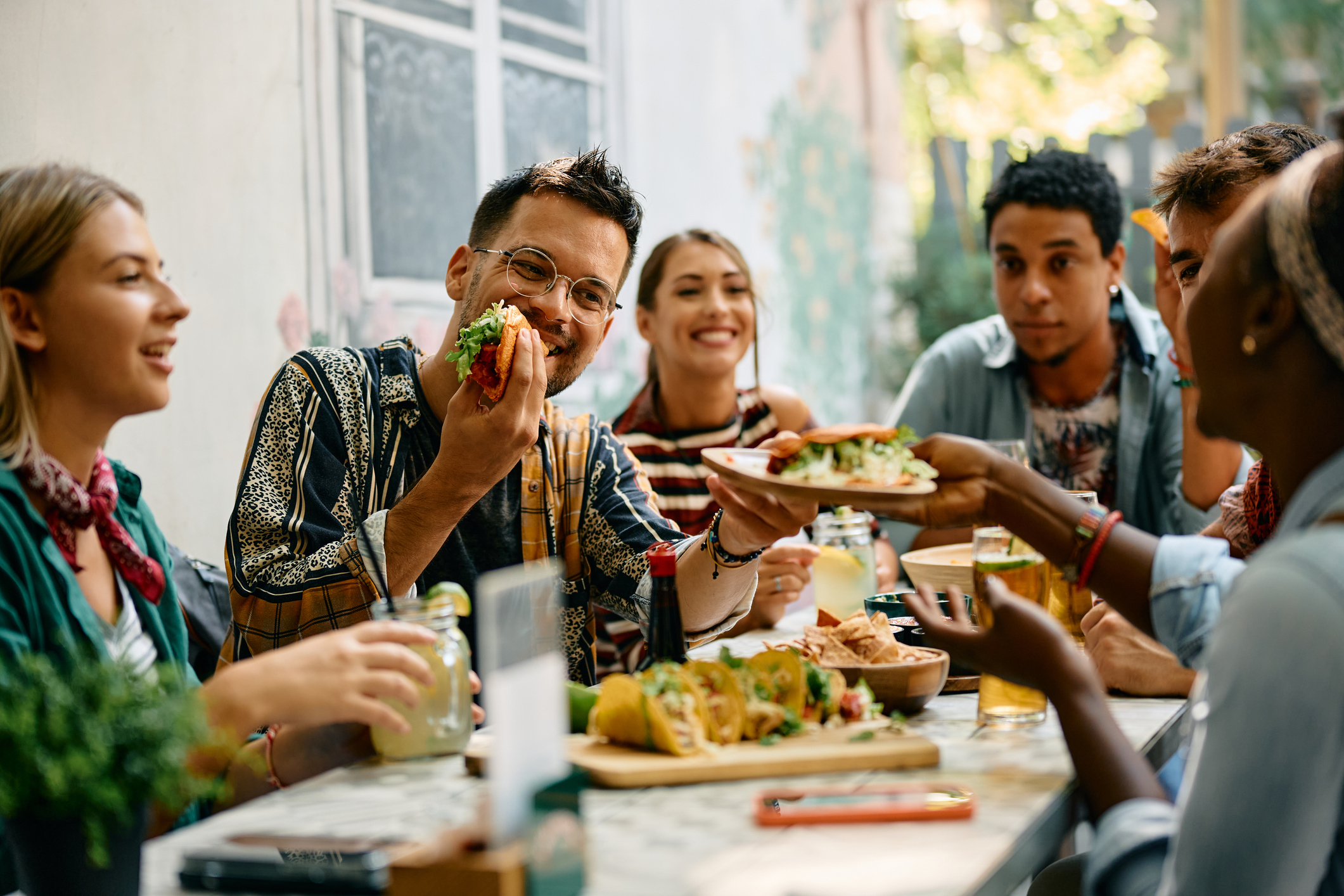 blog showcase image for the blog How can I maintain a healthy diet while eating out? 
